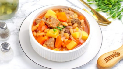 Мясо с консервированной фасолью